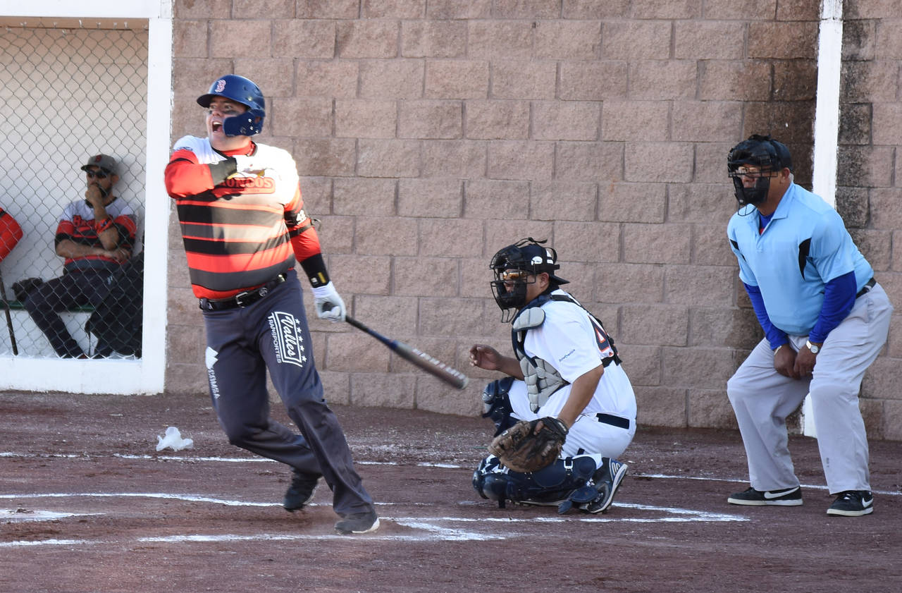 Los toleteros fueron los protagonistas al cantarse el 'Playball' de la Liga de Softbol del Club San Isidro, poniendo a volar la esférica. Manda el bateo en primera jornada del softbol de SI