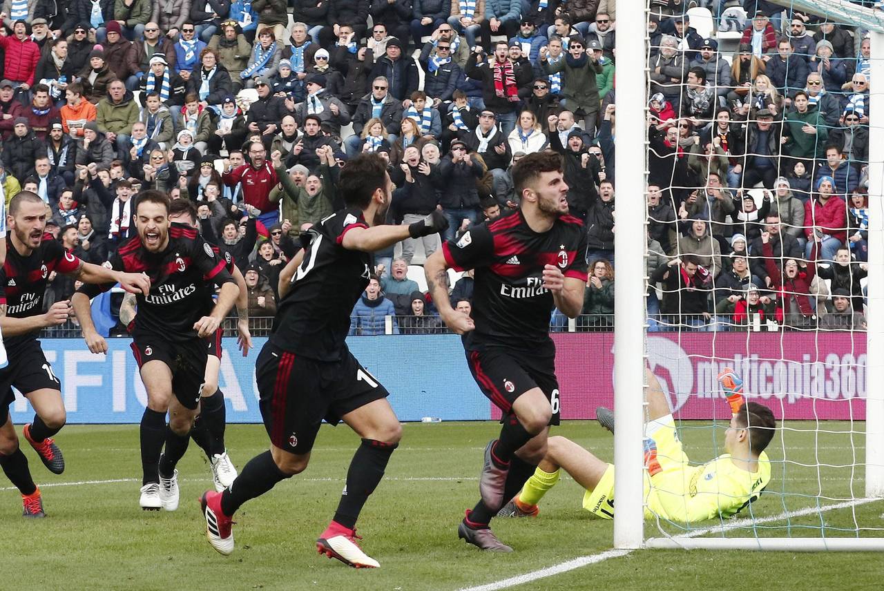 Jugadores del Milan celebran un gol en contra del Spal, en partido de la Serie A, de Italia. Milan y Arsenal apuestan 
