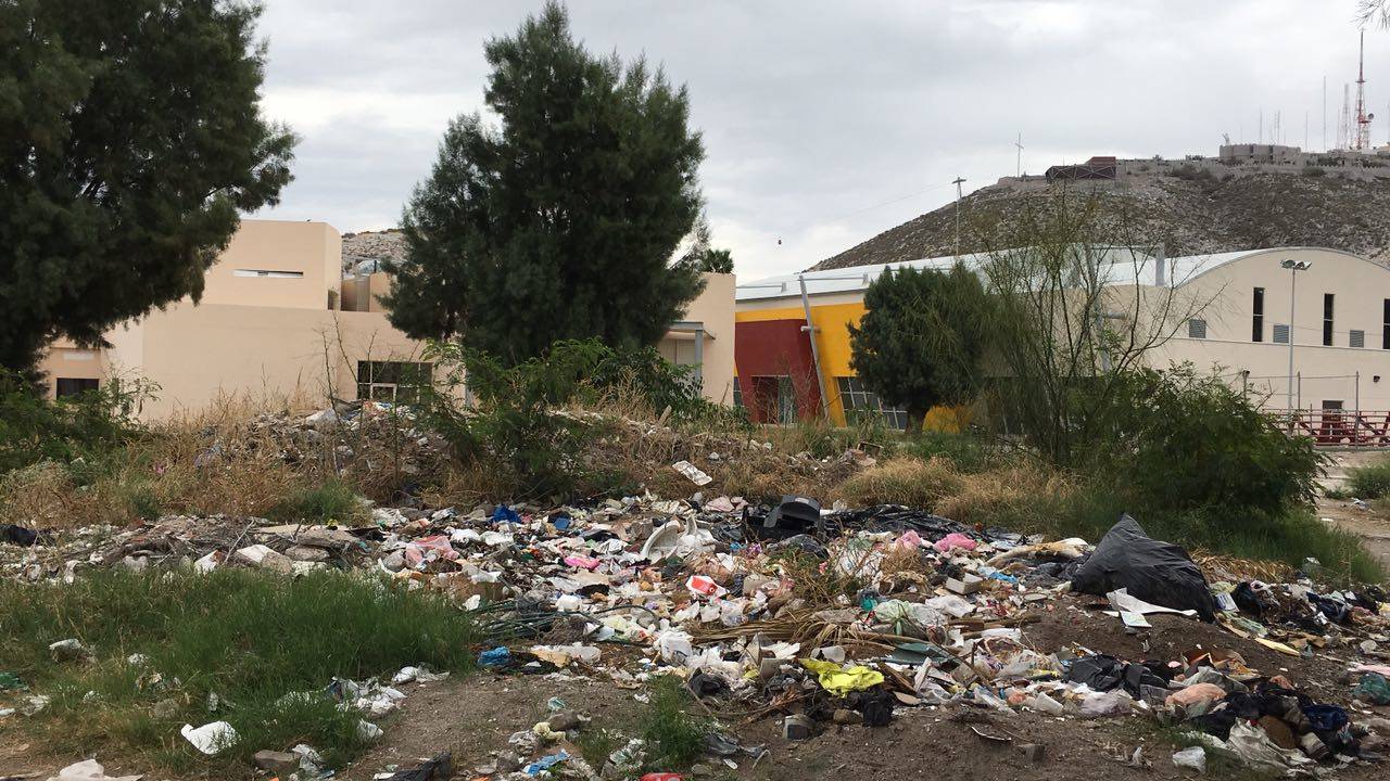 Atención. Vecinos y usuarios del Complejo Cultural y Deportivo La Jabonera, denuncian el exceso de basura y el abandono de la vigilancia en el espacio del poniente.