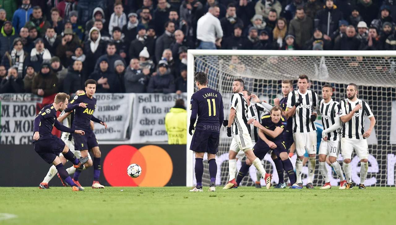 El danés Christian Eriksen (i) de Tottenham anota contra Juventus, durante el partido de ayer, para empatar. (EFE)