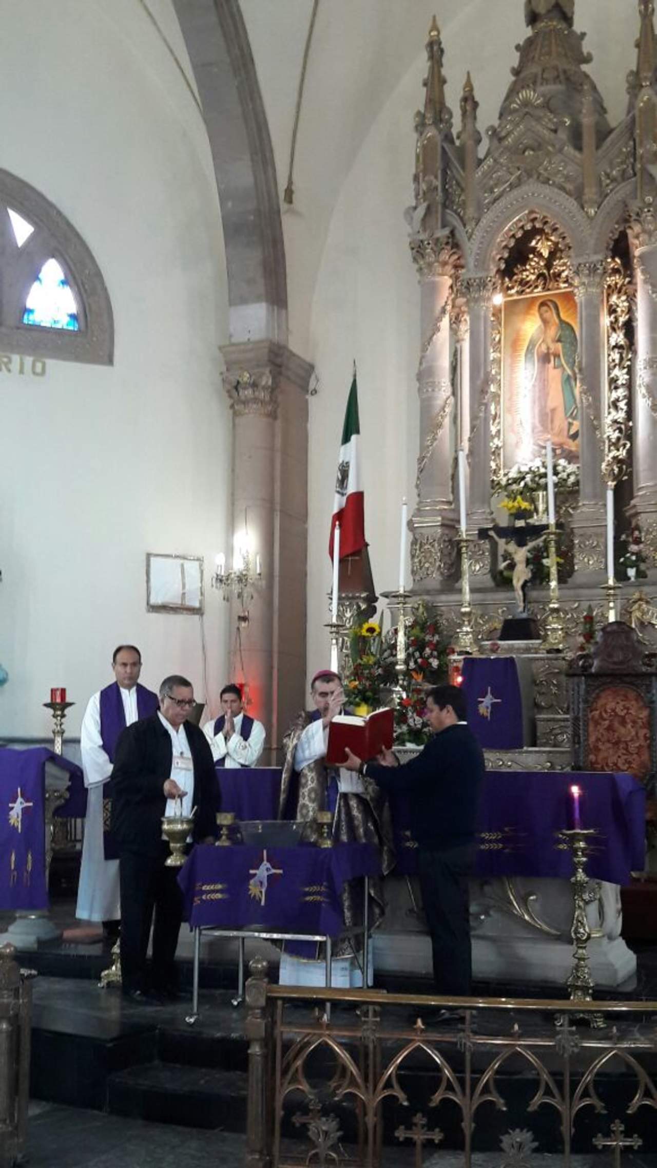 Fieles asistieron a la catedral de Guadalupe. (EL SIGLO DE TORREÓN) 