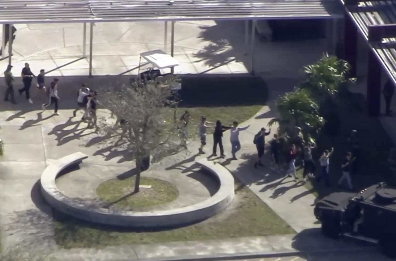 Un muerto y una veintena de heridos en un tiroteo en colegio de Florida. (AP) 