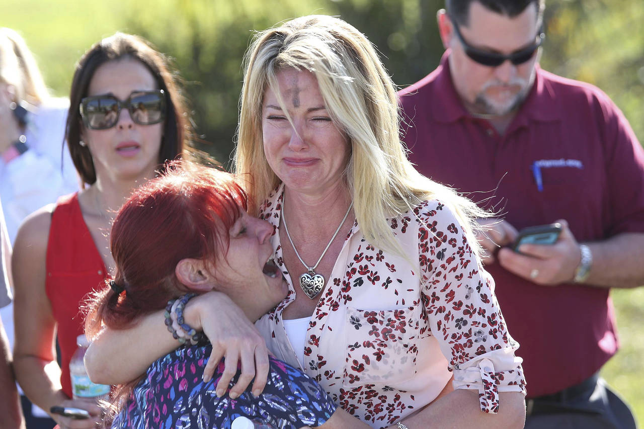 Tragedia. Madres de familia lloran por las víctimas del tiroteo en la secundaria en Parkland.