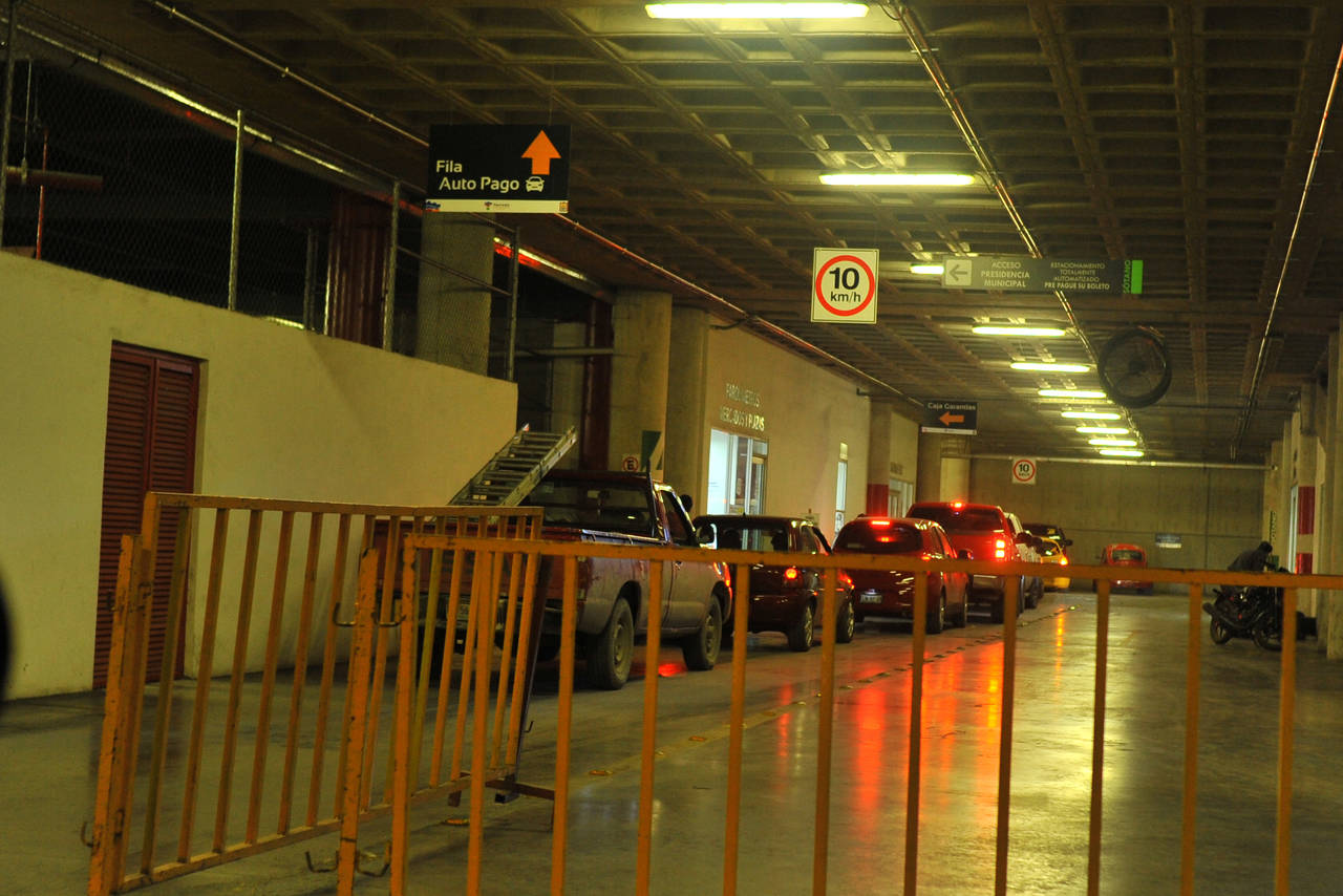 Sin respuesta. El servicio de 'Autopago' en el estacionamiento de la Plaza Mayor, fue restringido para operar hasta las 12:00. (ERNESTO RAMÍREZ)
