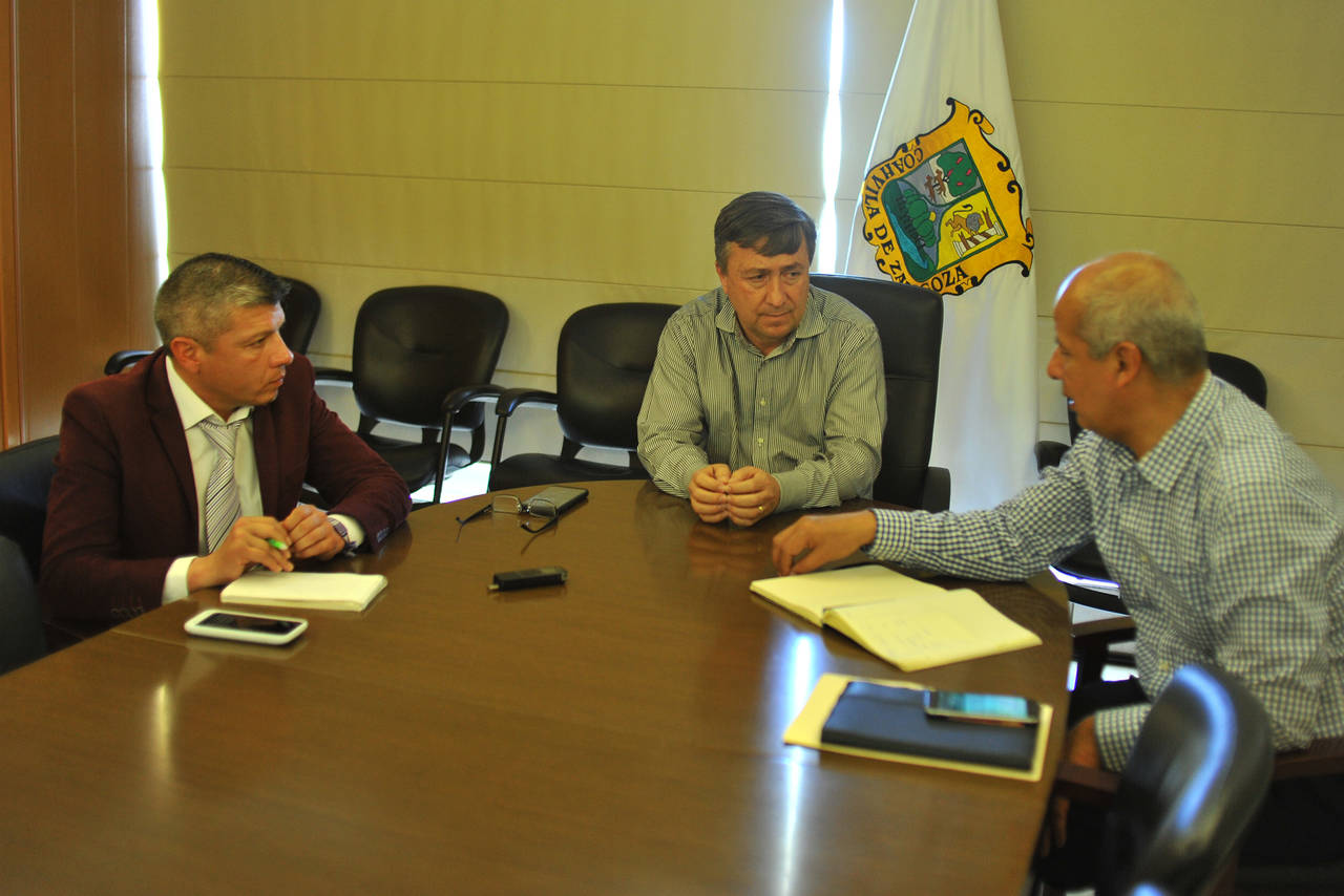 Reunión. Representantes del gobierno del Estado y del municipio dialogan sobre el Plan de Obras 2018 para Torreón y que en una primera etapa fue presentado con el fin de mantener coordinación. (ERNESTO RAMÍREZ)
