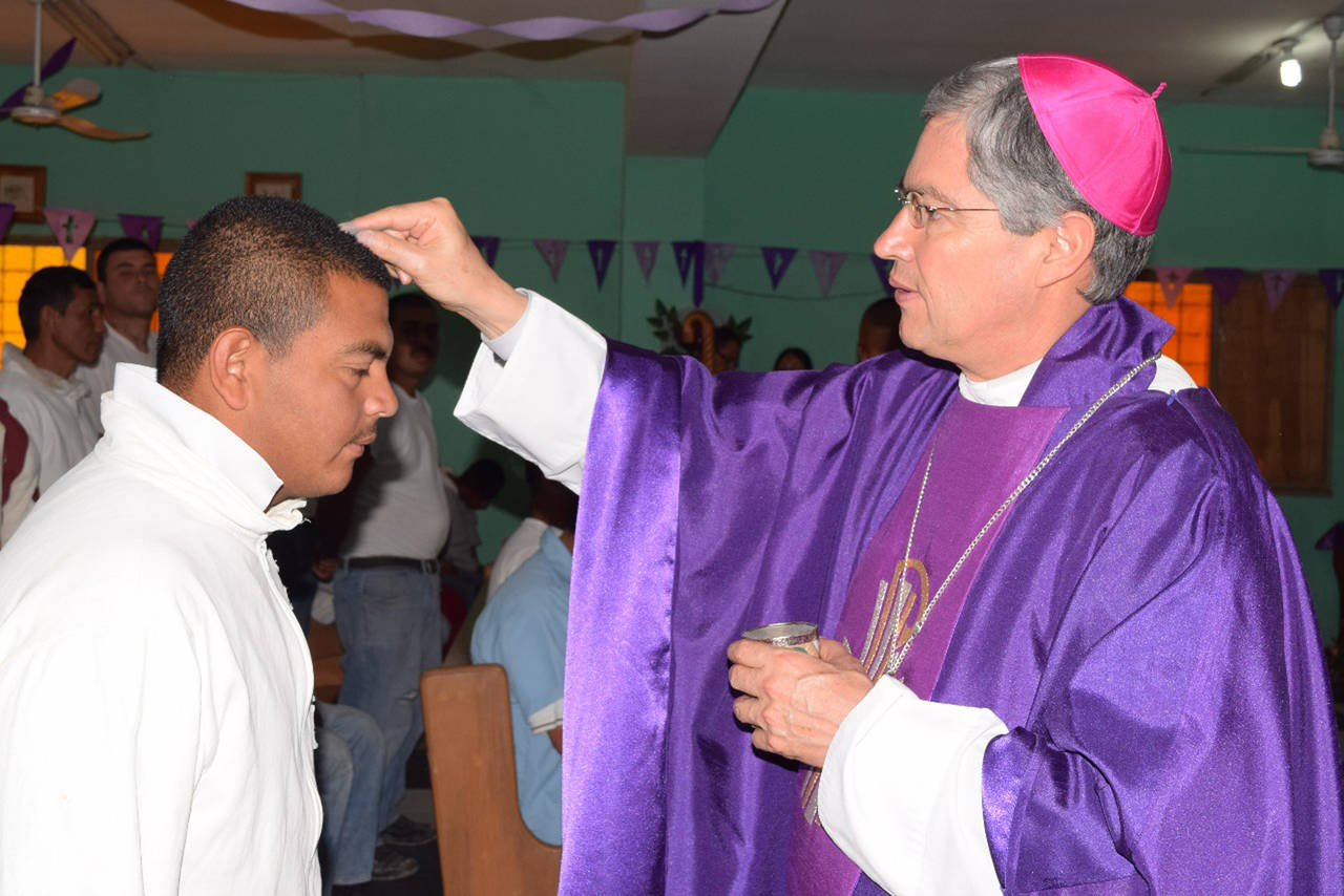 Tradición. El obispo Luis Martín Barraza visitó a los internos del Cereso de Torreón. (EL SIGLO DE TORREÓN)