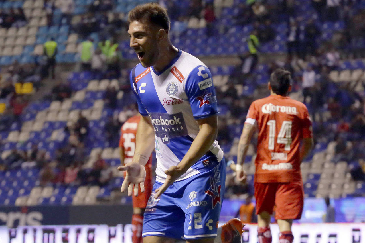 El delantero Lucas Cavallini fue la figura al anotar dos goles en la victoria del Puebla. (Jam Media)