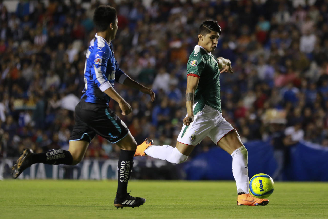Alan Pulido (d) marcó los dos tantos de las Chivas. Chivas logra igualada de último minuto