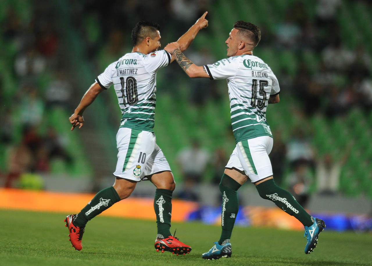 Osvaldo Martínez (i) celebra con Brian Lozano luego de marcar el gol del empate en un tiro libre. (Ramón Sotomayor)