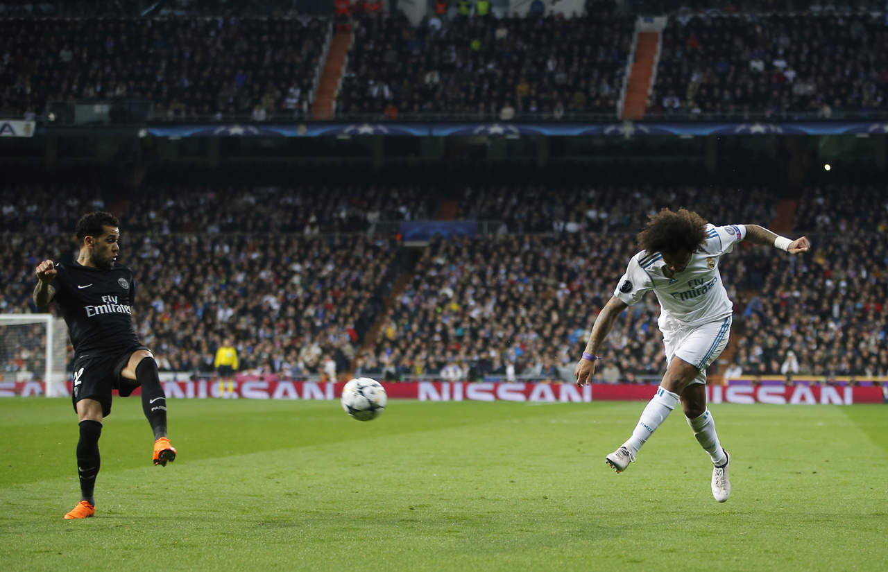 Marcelo impacta el balón para marcar el tercer gol del Real Madrid. (AP)