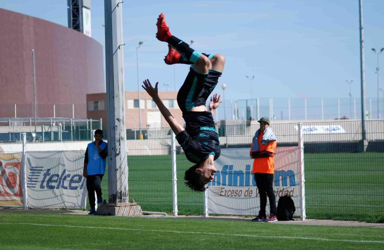 Arteaga festejó el primer gol albiverde con su característico mortal.