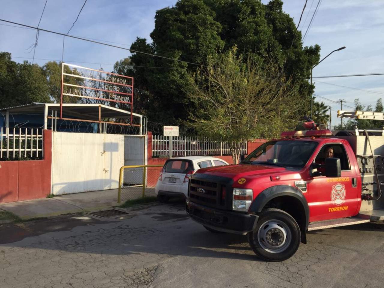 El incidente ocurrió al interior de la escuela primaria Juan Esquivel Espinoza, ubicada en el fraccionamiento El Tajito. (EL SIGLO DE TORREÓN)