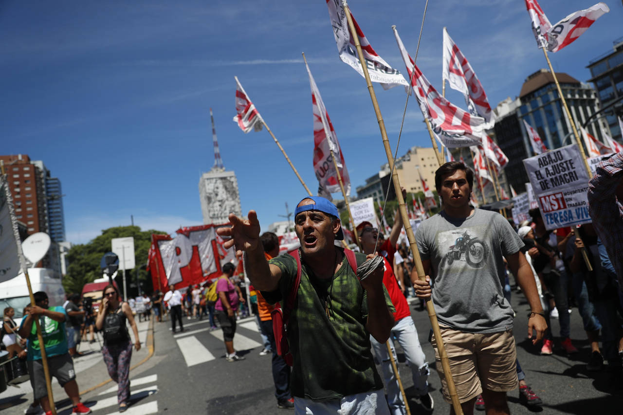 Unidos. Miles de trabajadores argentinos protestaron ayer contra las políticas del presidente. (EFE)