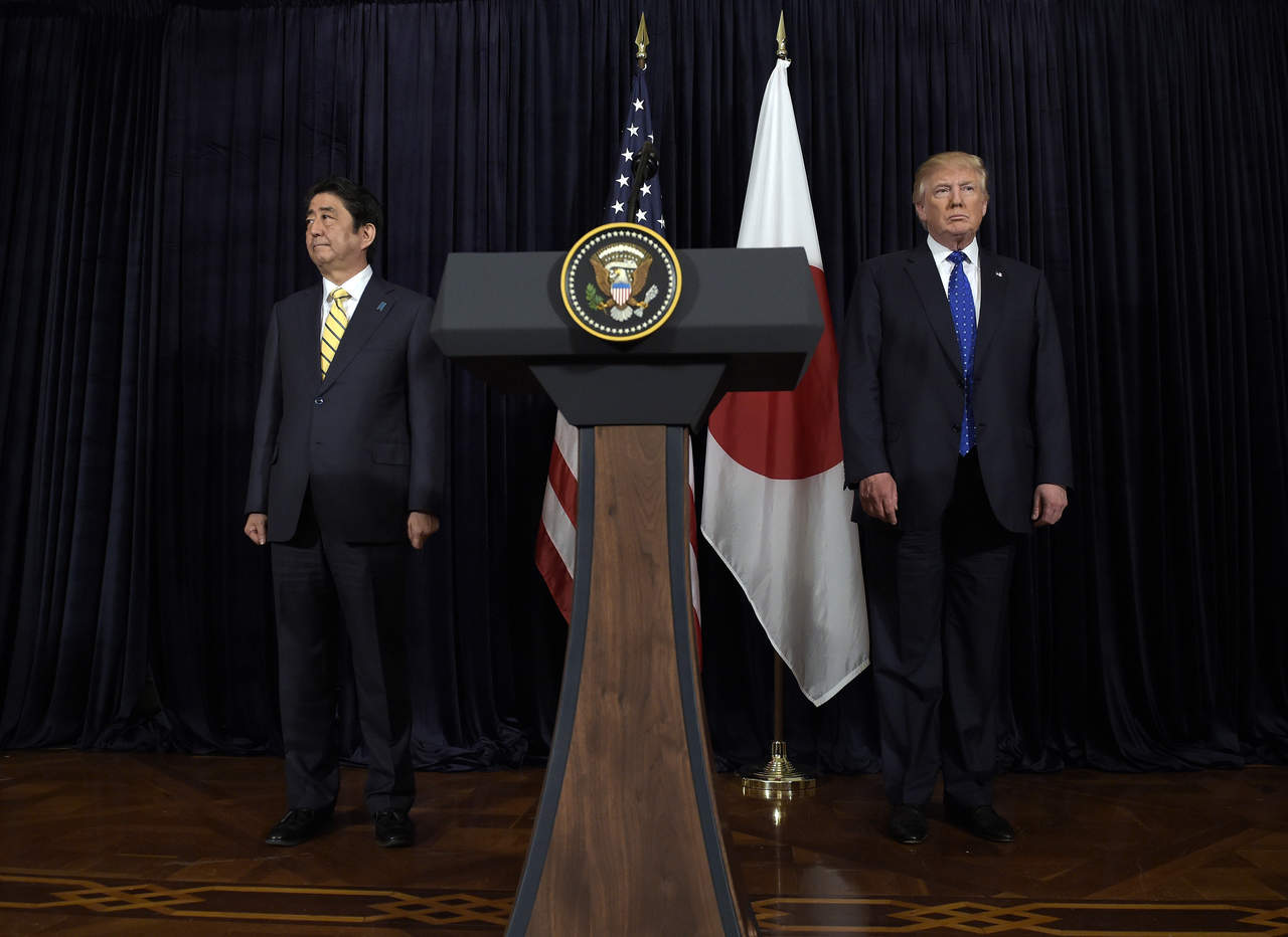 Alianza. Shinzo Abe y Donald Trump destacan el vínculo ‘inquebrantable de su alianza frente a la amenaza de Norcorea. (AP)