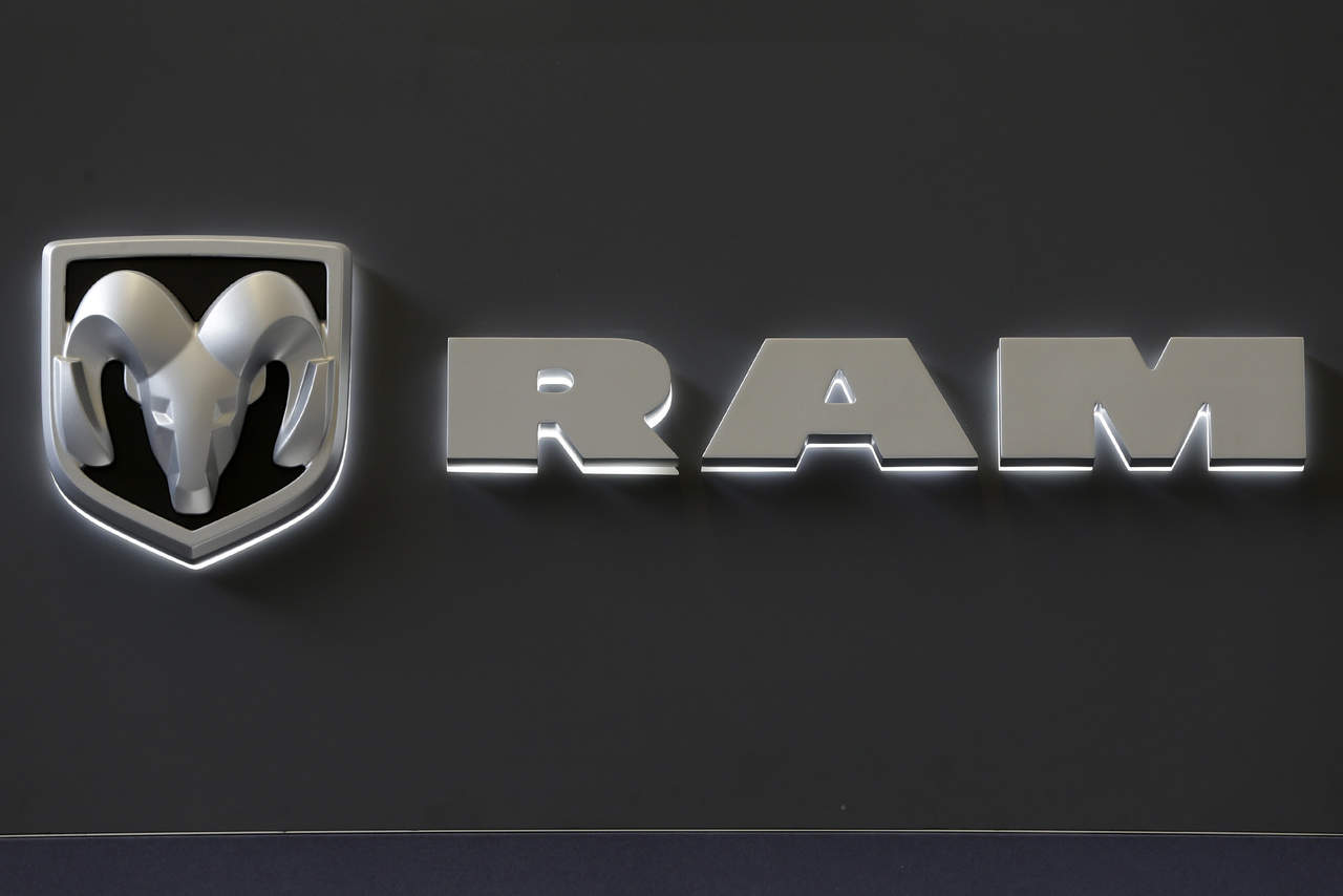 El grupo Fiat Chrysler (FCA) llamó hoy a revisión 228,508 camionetas Ram en todo el mundo para reparar un defecto que permite sacar de forma inadvertida la palanca de cambio de la posición de 'park'. (ARCHIVO)