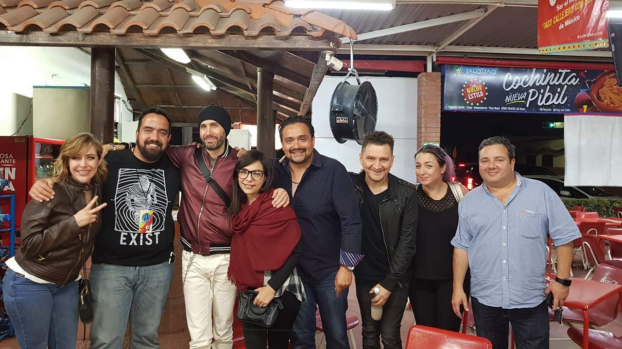 Benny Ibarra cena tacos en Torreón