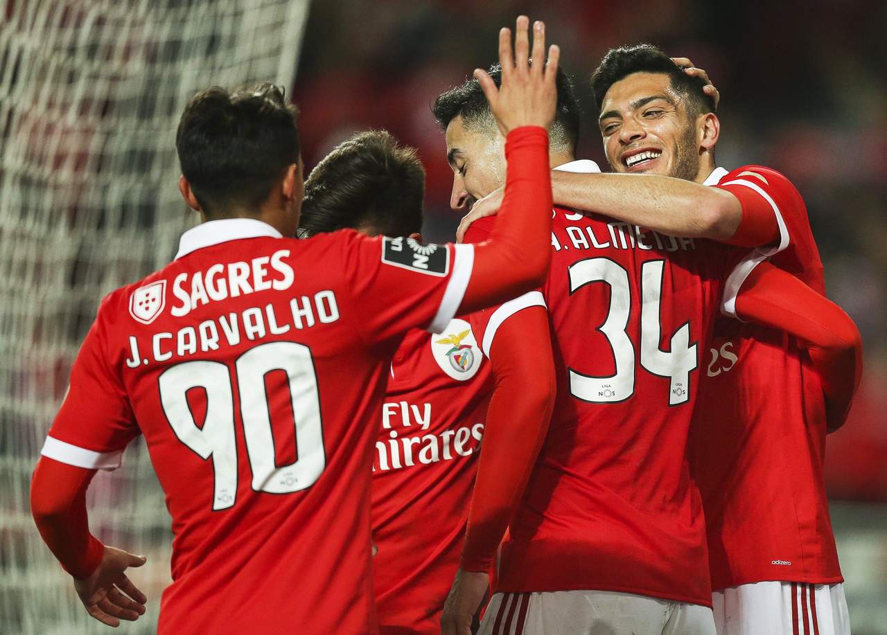Raúl Jiménez (d) celebra con sus compañeros luego de anotar el cuarto gol del Benfica. (EFE)