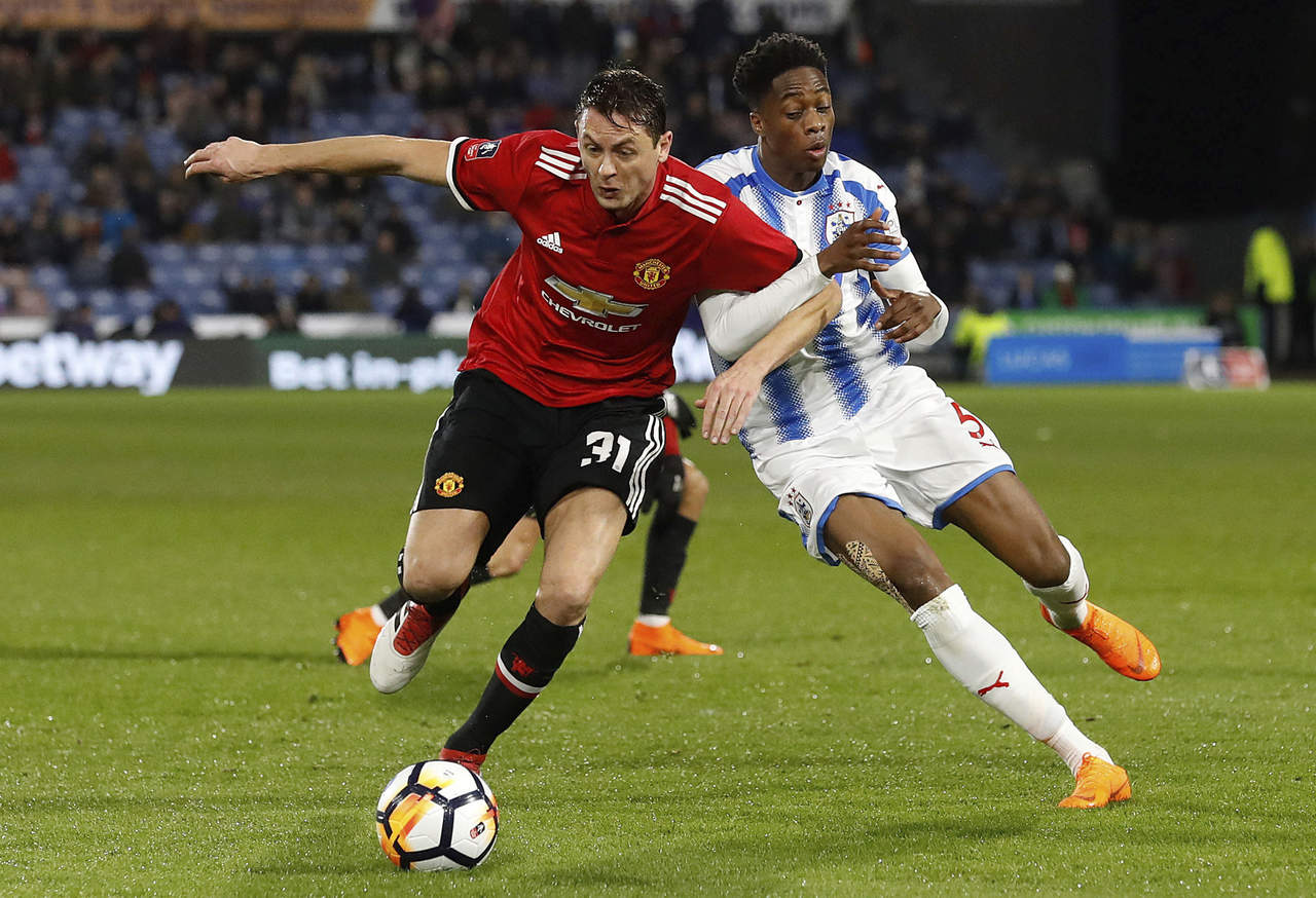 Con dos goles de Romelu Lukaku, Manchester United venció a Huddersfield para acceder a los octavos de final en la Copa FA. (AP)