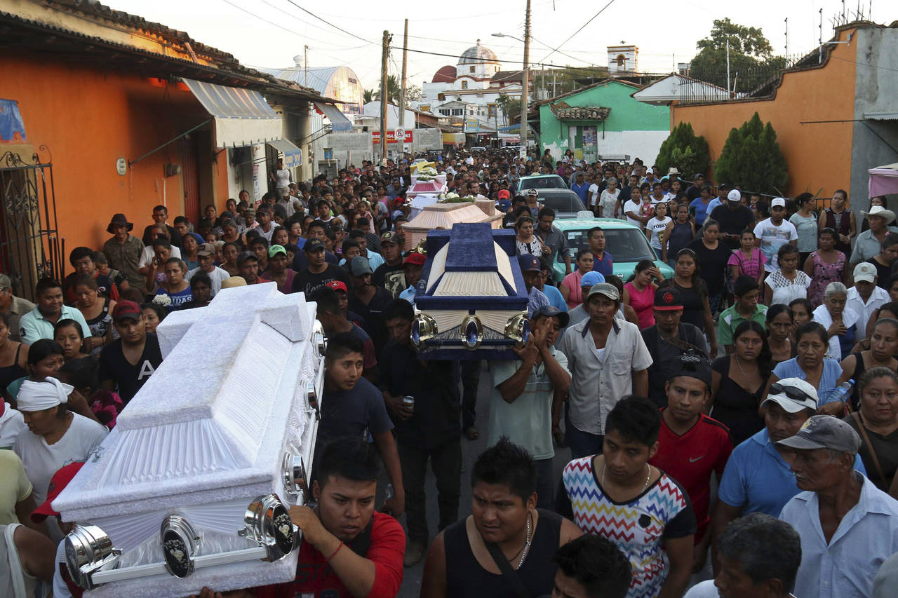 Doloroso. Cientos de personas se unieron al cortejo fúnebre que atravesó las calles de Jamiltepec. 