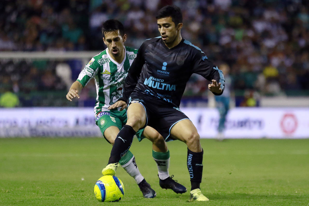 Edson Puch (d) marcó de penal el primer gol del partido. Querétaro rescata igualada a uno en León