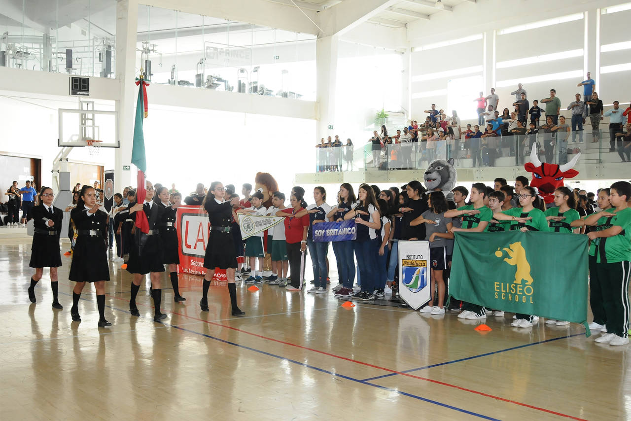 Durante la ceremonia inaugural se rindieron honores a la Bandera Nacional y se realizó el simbólico saque inicial de los juegos. (Jesús Galindo)