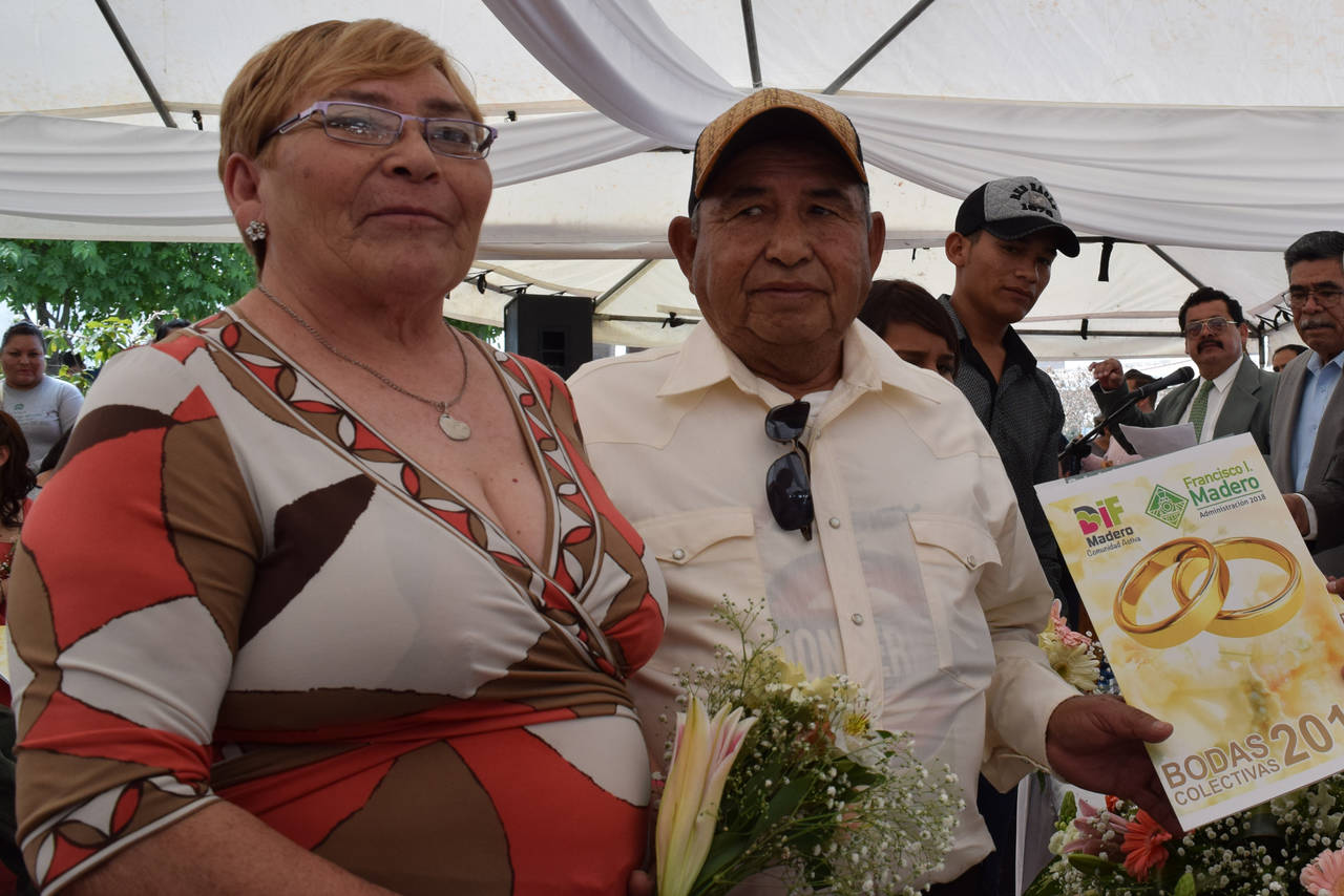 Boda. La pareja contrajo nupcias con las Bodas Comunitarias que se organizaron en Madero. (EL SIGLO DE TORREÓN) 