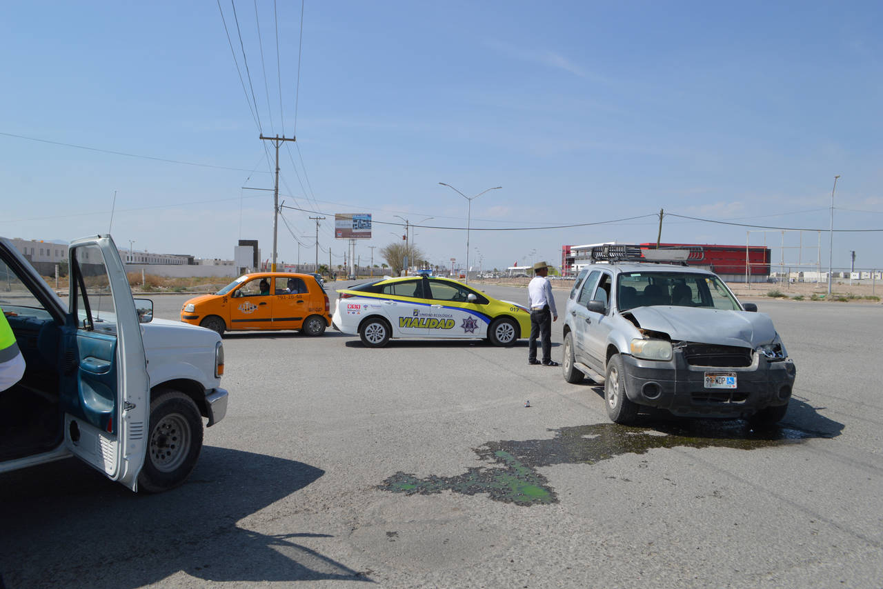 Aparatoso. El percance vial se registró en el cruce del bulevar Torreón 2000 y la prolongación de la Juárez. (EL SIGLO DE TORREÓN) 