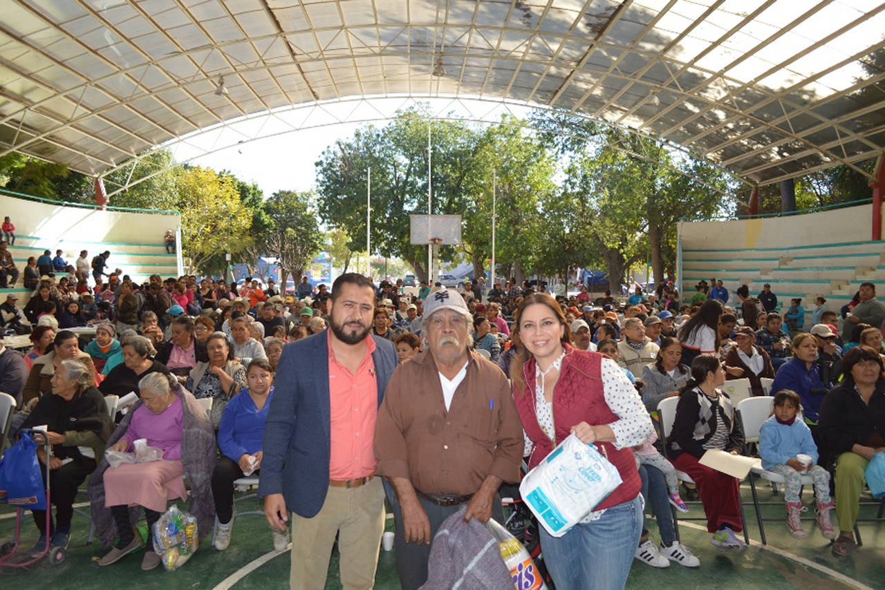 Beneficio. Entregan apoyos de diferentes tipos y mediante varios programas del DIF.