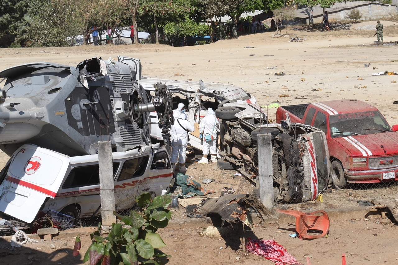 Tragedia. Hasta el momento se contabilizan 13 personas fallecidas y 16 lesionadas, por el desplome de un helicóptero Black Hawk perteneciente a la Secretaría de la Defensa Nacional (Sedena), en Santiago Jamiltepec. (AP) 
