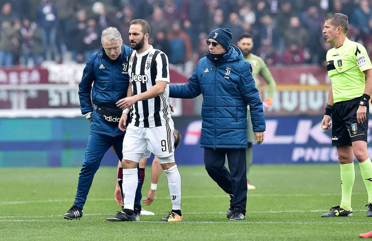Higuaín se lesionó en el derbi ante Torino después de un violento choque con el guardameta italiano Salvatore Sirigu, y se retiró tras 15 minutos de juego.