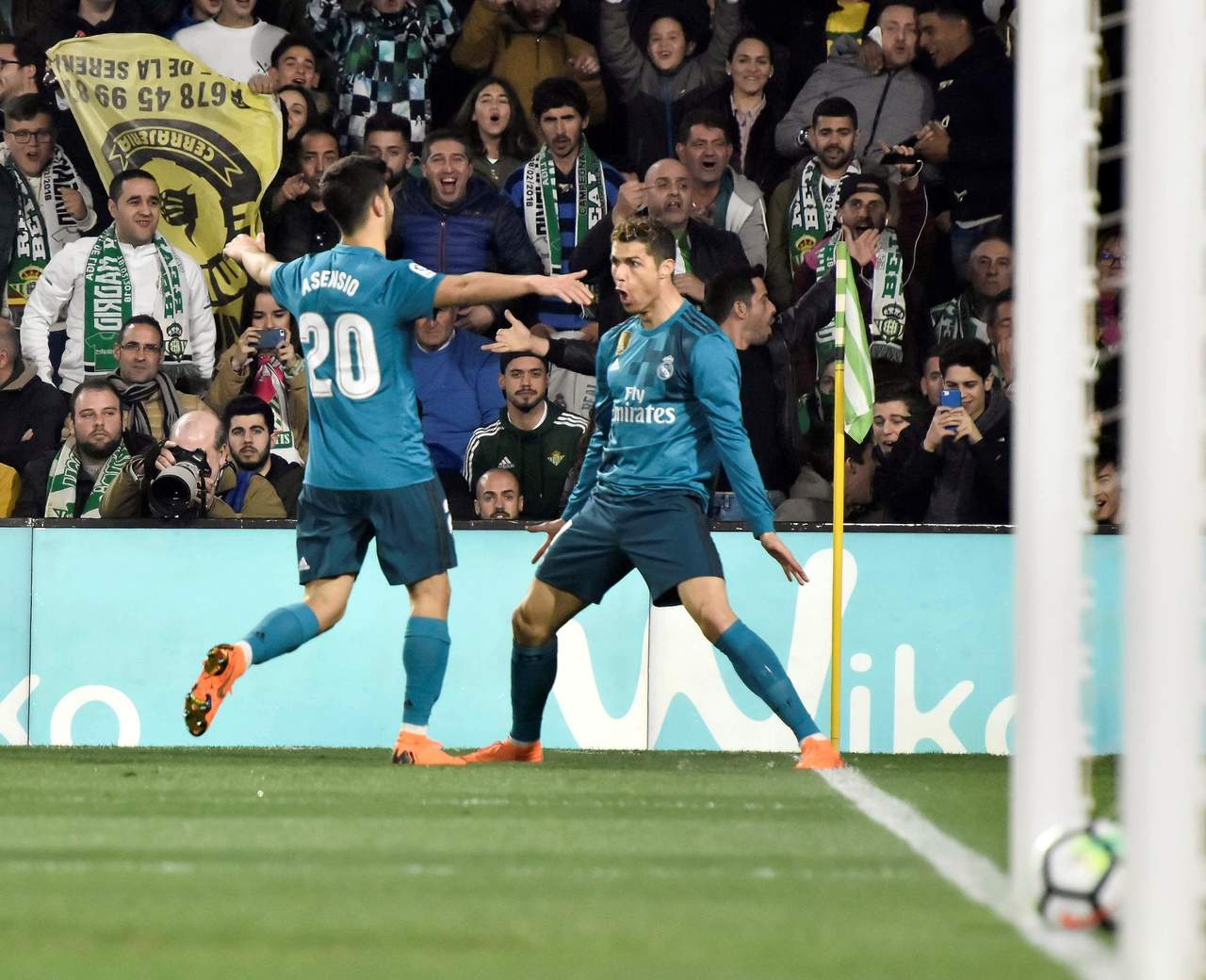 Cristiano Ronaldo (d) celebra luego de anotar el cuarto gol del Real Madrid en la victoria 5-3 sobre Betis. (EFE)