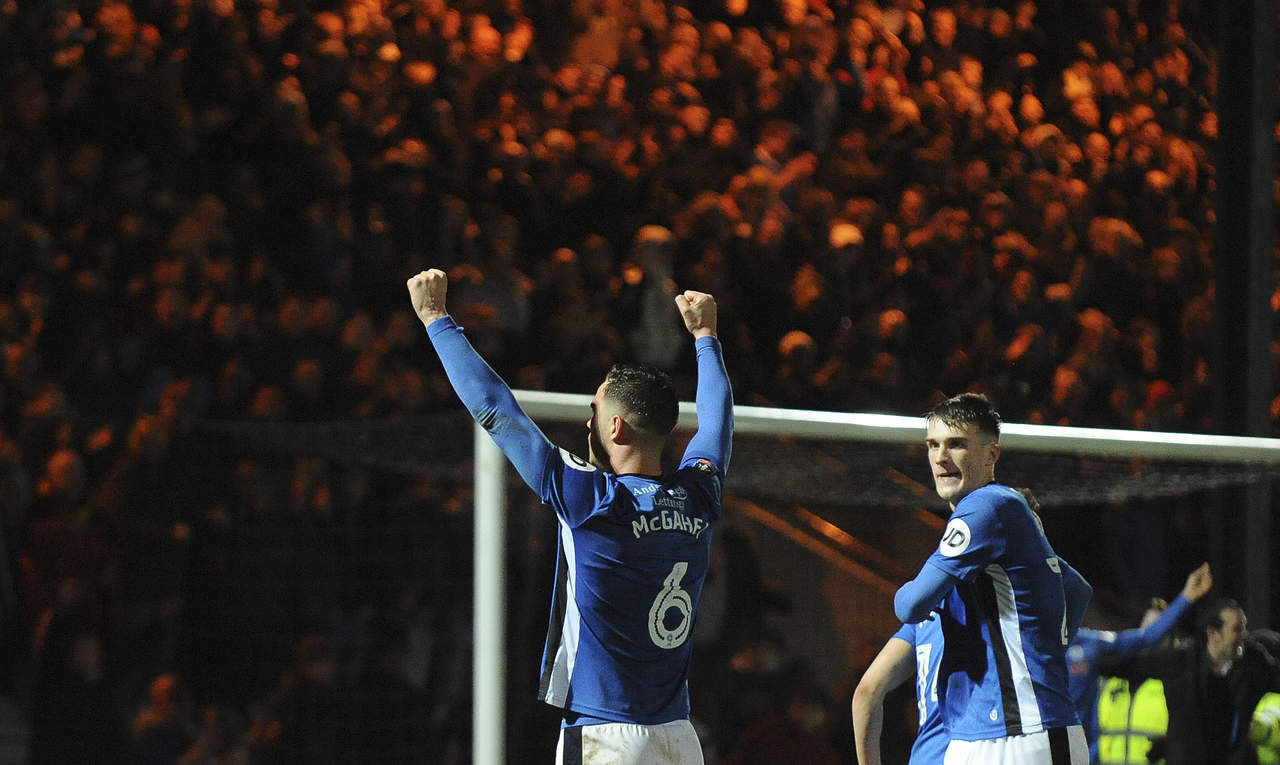 Los jugadores del Rochdale celebran luego de conseguir el empate ante Tottenham. (AP)
