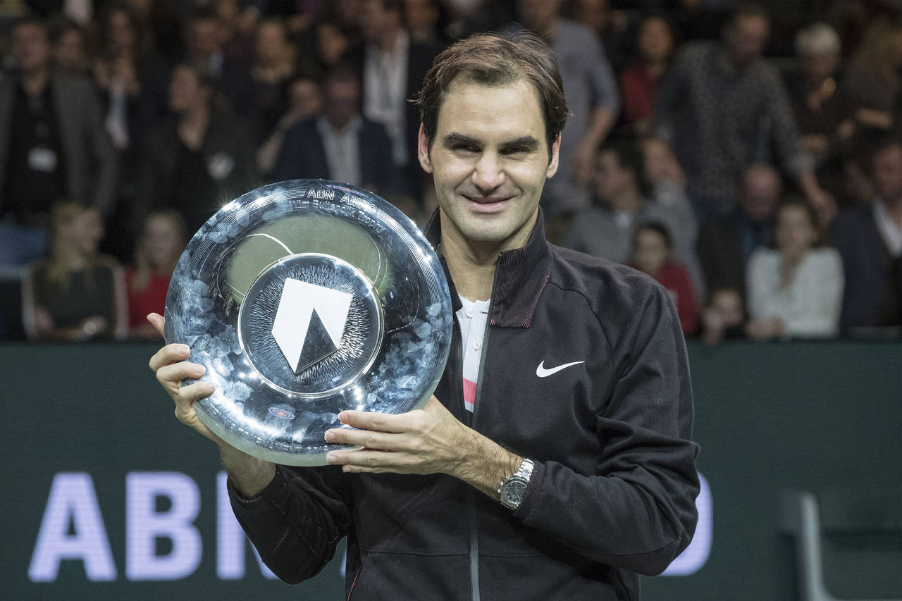 El suizo Roger Federer sostiene el trofeo del torneo de Rotterdam. (AP)