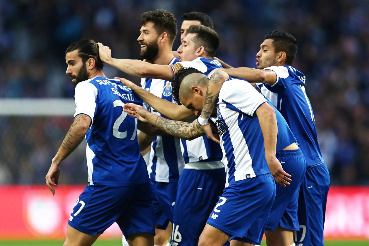 Jugadores del Porto, entre ellos los mexicanos Jesús Corona y Héctor Herrera, celebran en la goleada de su equipo. (EFE)