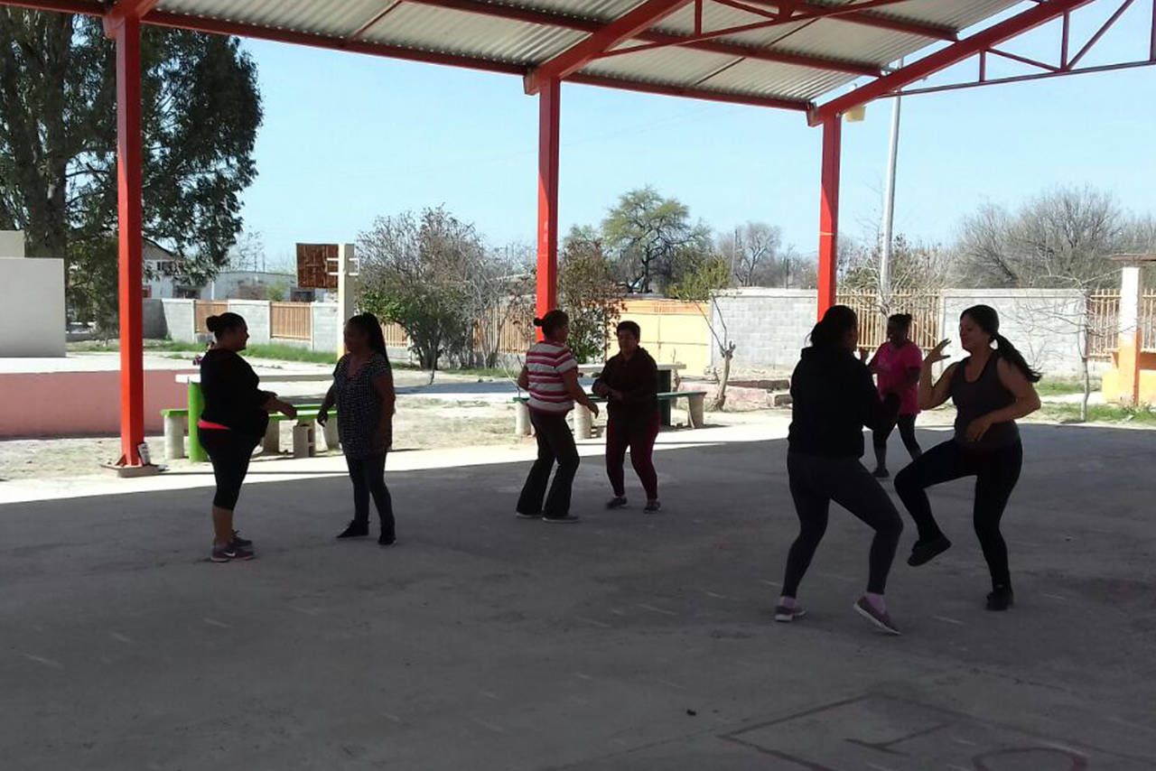 Actividades. La semana pasada se organizó el grupo de bailoterapia en el ejido La Victoria. (EL SIGLO DE TORREÓN) 