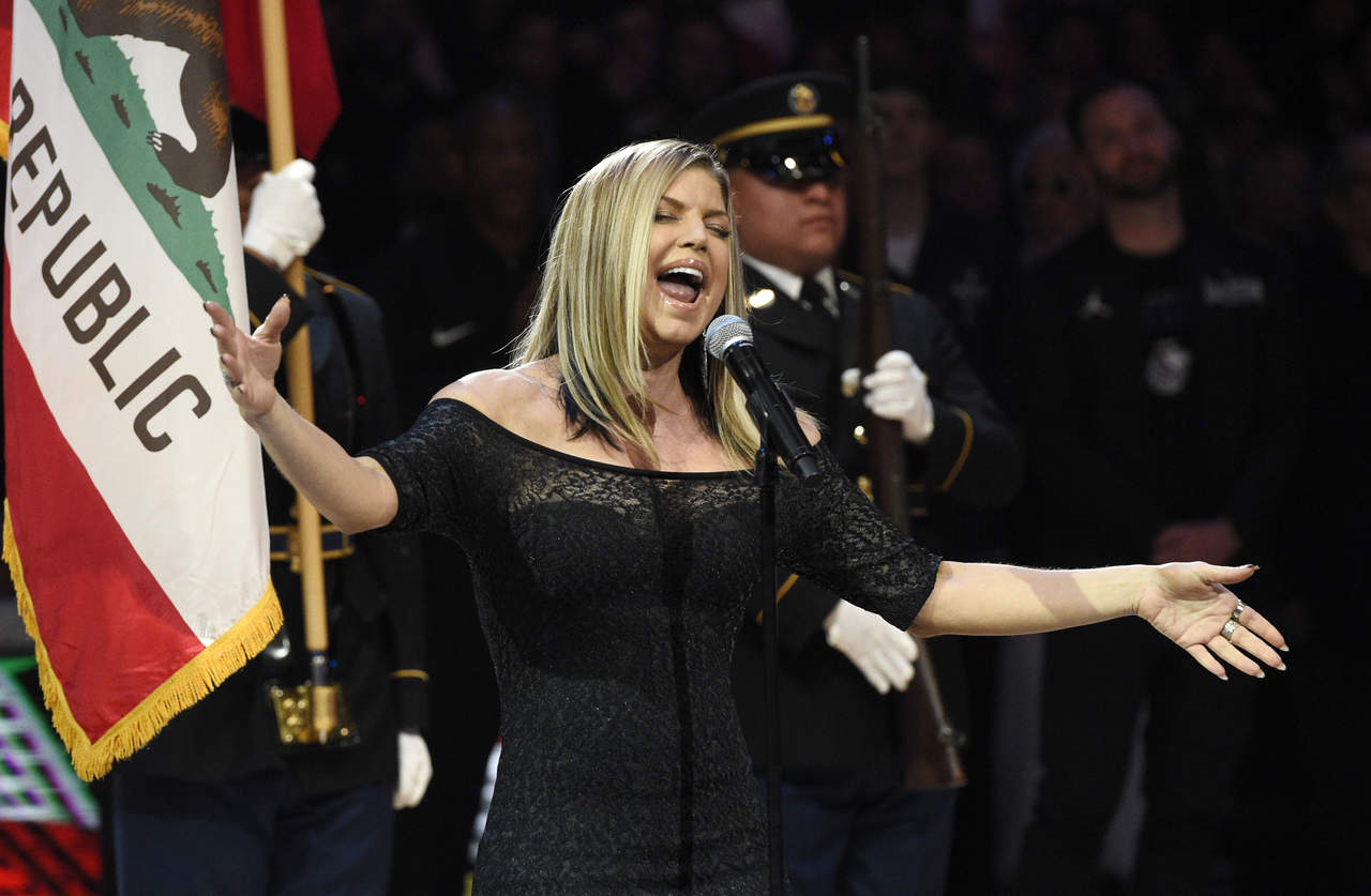 La cantante Fergie fue objeto de críticas luego de interpretar el Himno de Estados Unidos durante el juego de NBA All Star. (ARCHIVO)