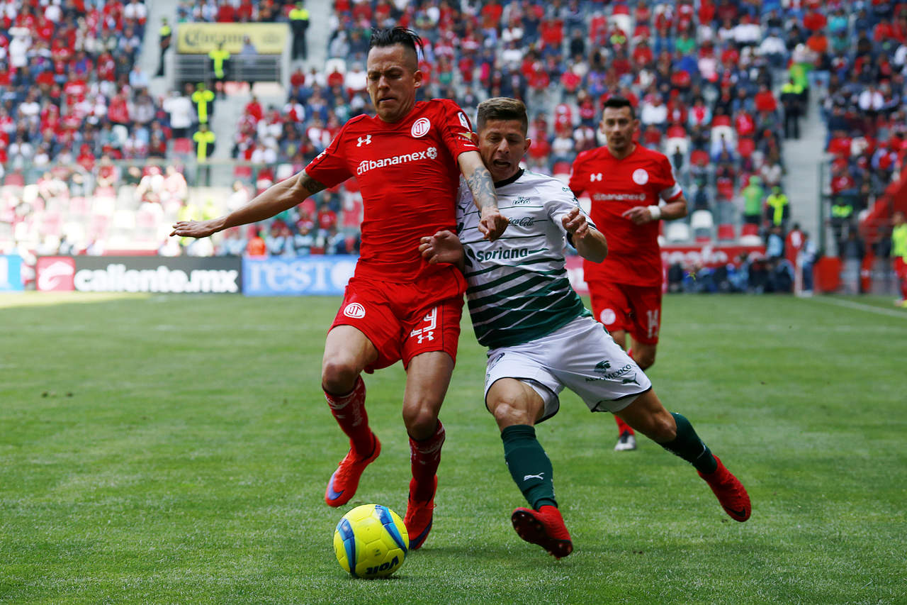 El chileno salió expulsado tras una dura entrada sobre el defensor de Toluca, Rodrigo Salinas. (JAM MEDIA)