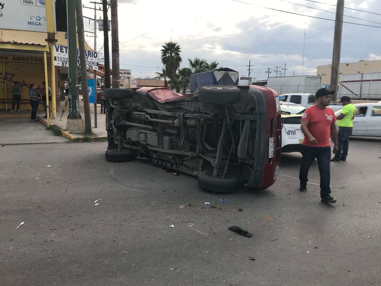 Vuelca camioneta frente al Mercado de Abastos; dos lesionados