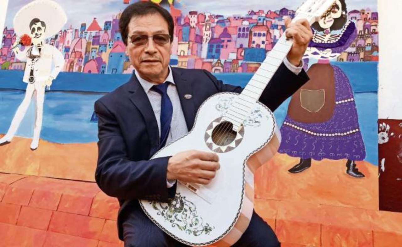 El artista dedicó nueve meses de su vida en la creación de la guitarra mística que usa el personaje de 'Miguel' en la película 'Coco', la cual compite por dos premios Oscar. (ESPECIAL)