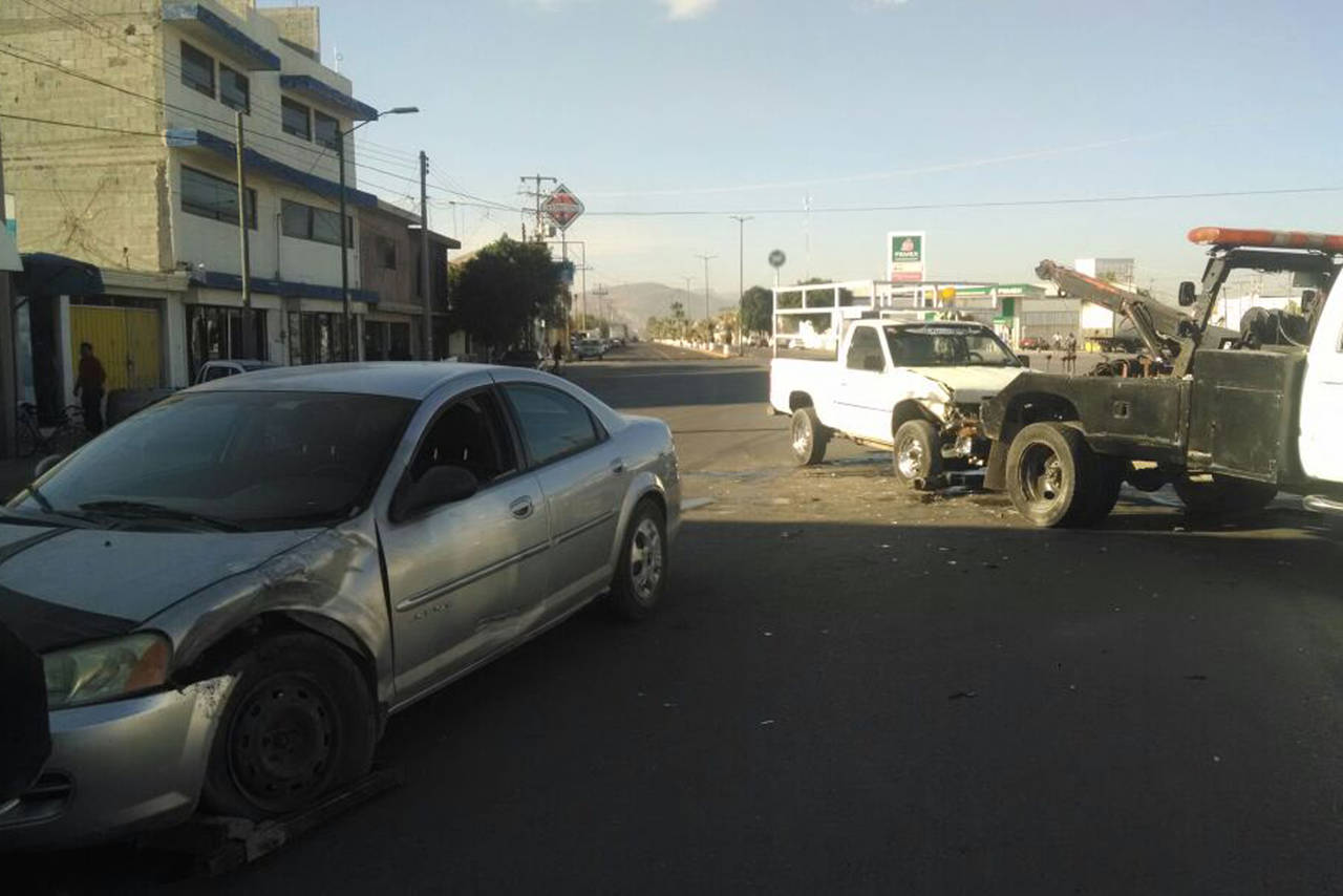 Choque. Por mala maniobra conductor de Stratus provoca choque en Gómez Palacio, los daños se estimaron en 20 mil pesos.