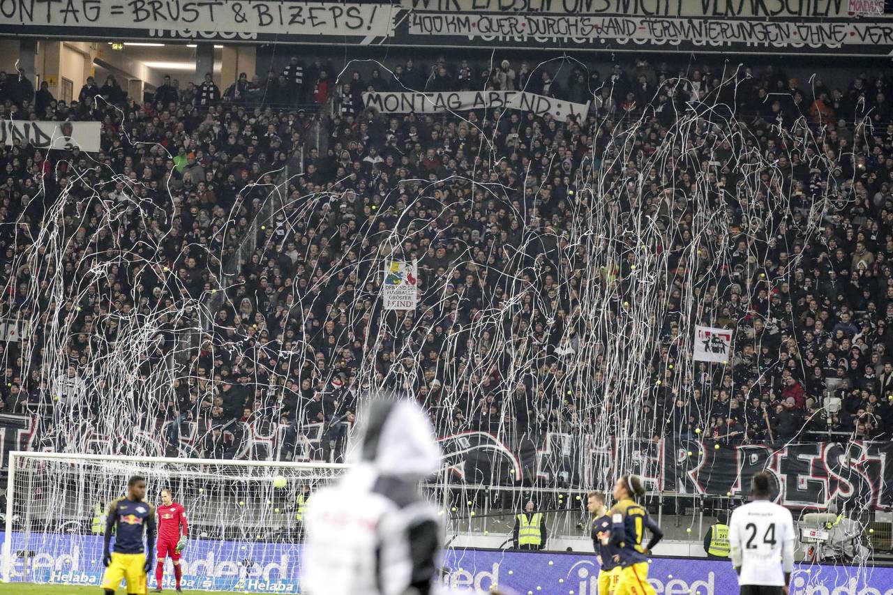 Eintracht vence en duelo marcado por protestas