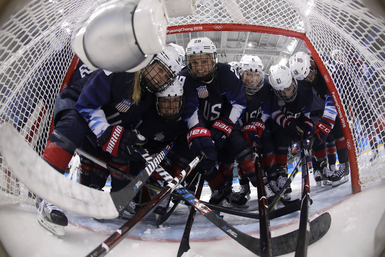 Jugadores del equipo femenil de hockey sobre hielo, que buscarán la medalla de oro en el torneo olímpico. (AP)