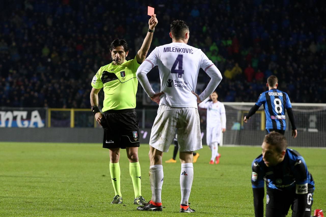 El árbitro Fabio Maresca muestra la tarjeta roja a Nikola Milenkovic, de la Fiorentina, durante un partido por la Serie A italiana . Estadios en Italia exhibirán cambios por videoarbitraje