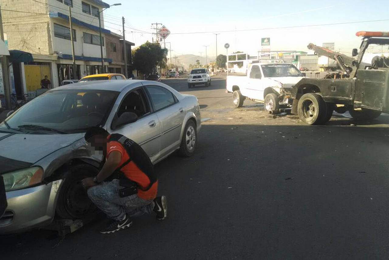 Choque. Por mala maniobra, conductor de Stratus provoca choque en Gómez Palacio, los daños se estimaron en 20 mil pesos. (EL SIGLO DE TORREÓN) 