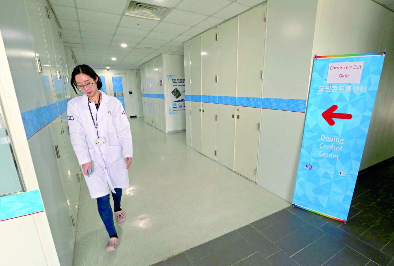 Una investigadora sale del Centro Antidopaje en el Instituto de Ciencia y Tecnología de Corea, en Seúl. (AP)