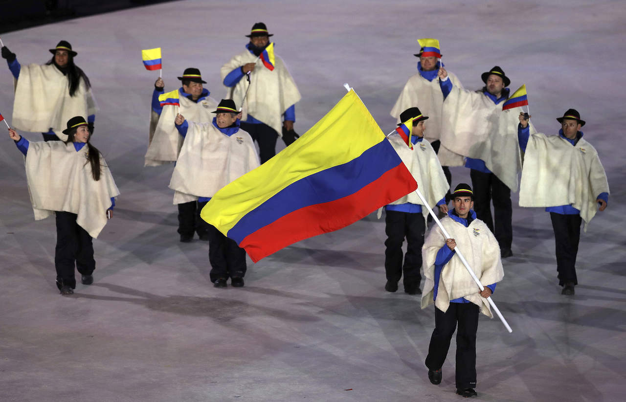 Pedro Causil portó la bandera colombiana en la ceremonia de inauguración de los Juegos Olímpicos. (AP)