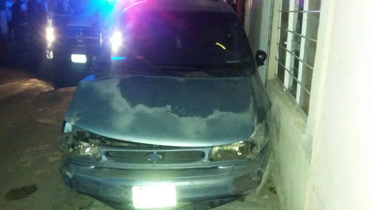 Conductor ebrio causó daños en dos fincas de la Vicente Guerrero