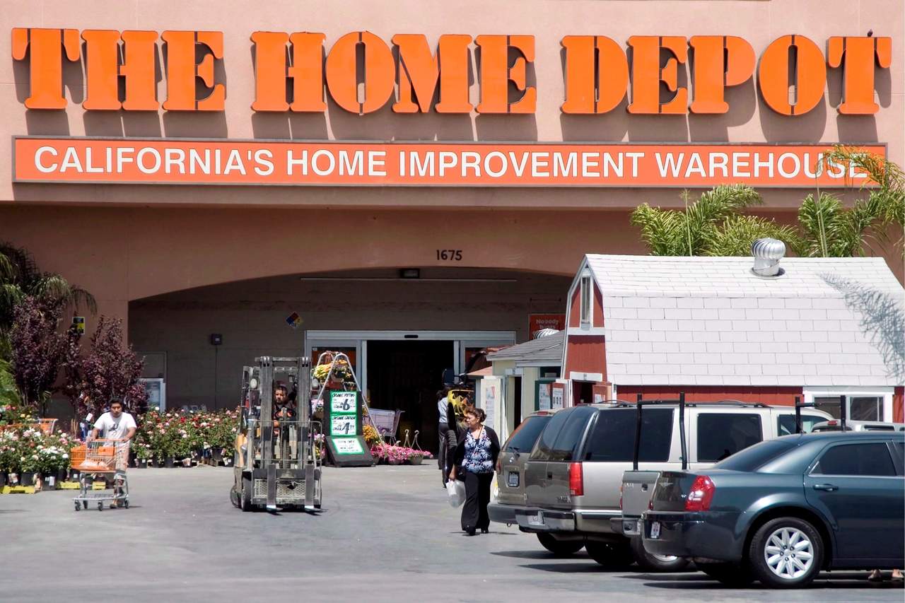 Home Depot, la mayor cadena de tiendas de bricolaje y reformas del hogar del mundo, cerró el año 2017 con un beneficio neto de 8,630 millones de dólares, un 8.5 % más que el ejercicio anterior, a pesar de las provisiones extraordinarias relacionadas con la reforma fiscal estadounidense. (EFE)