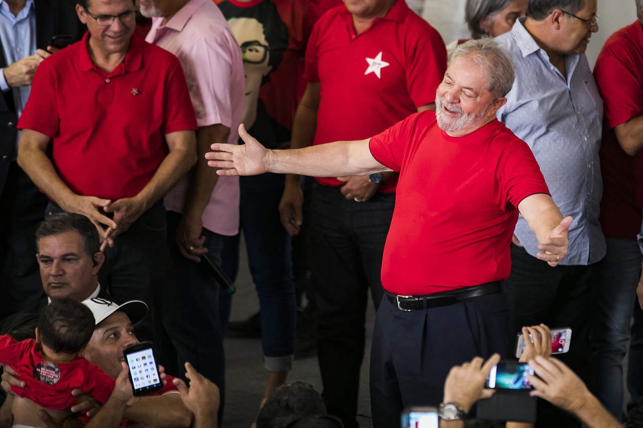 Los problemas judiciales de Lula da Silva no influyeron en sus aspiraciones a un tercer mandato: lidera las encuestas con entre 34 y 37 por ciento de la intención de voto y vencería ante cualquier candidato. (ARCHIVO)