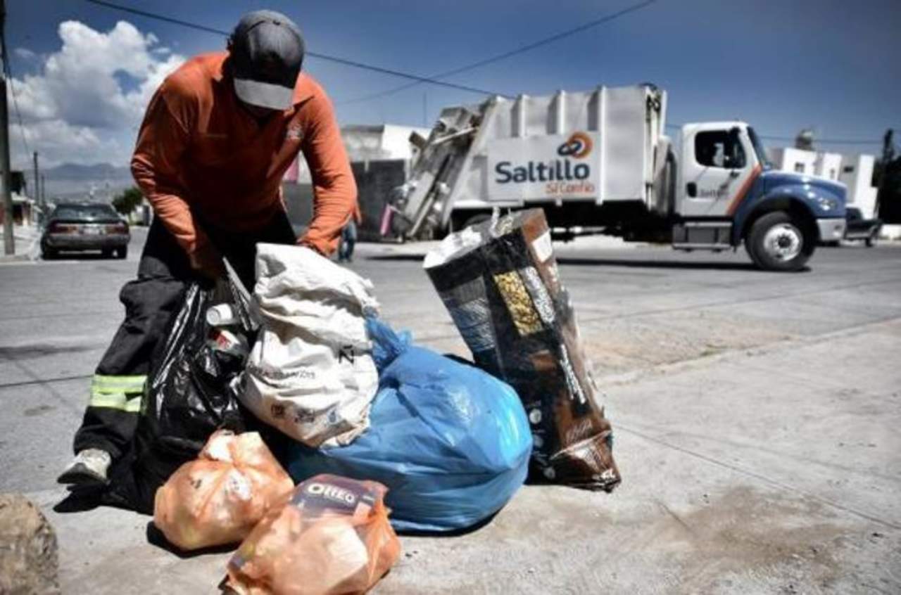 El servicio de recolección de basura domiciliaria cubre el 100 por ciento de la zona urbana de Saltillo, con una flotilla de 53 camiones recolectores. 